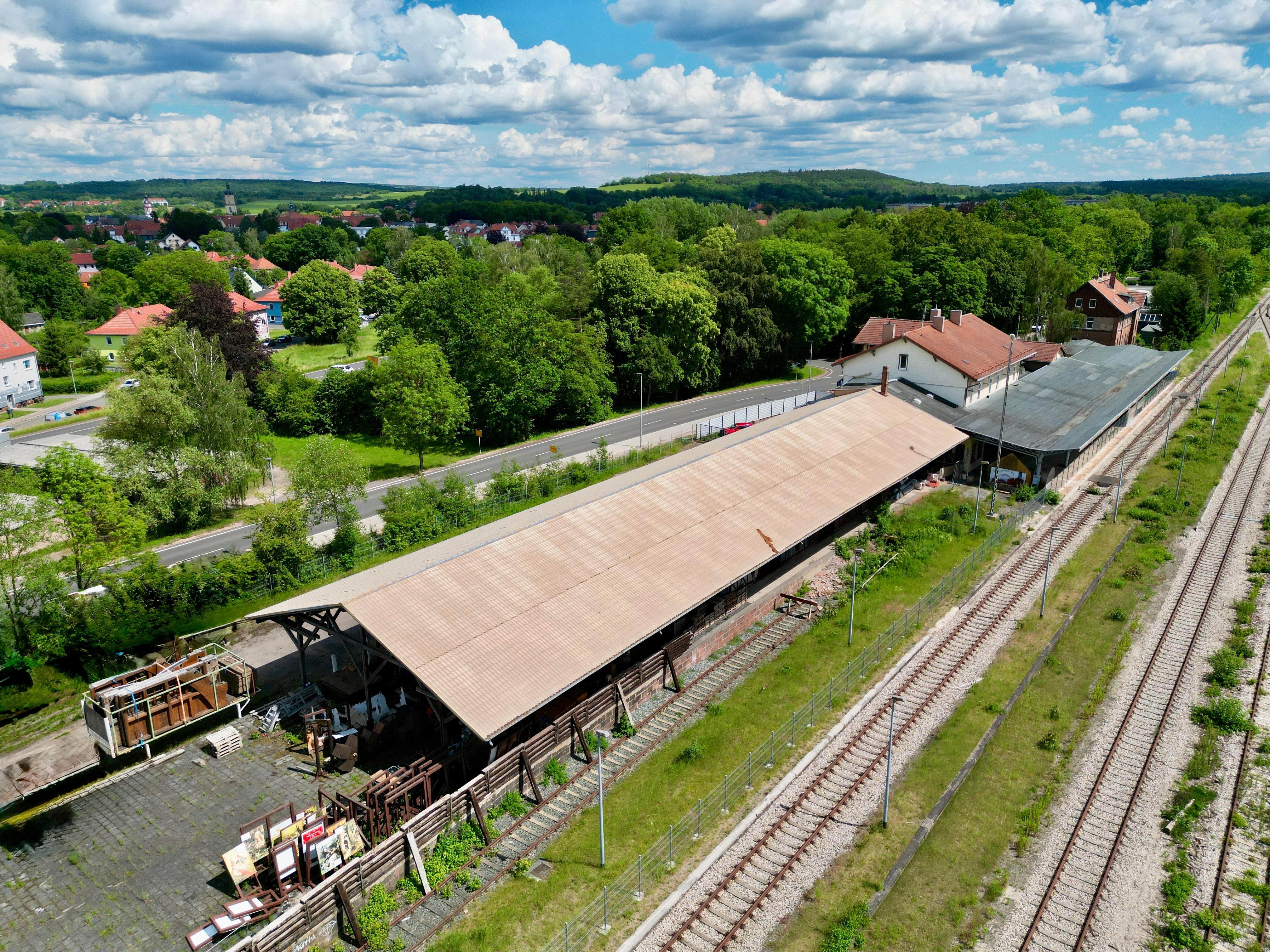 Bahnhofsgebäude mit Gewerbeflächen, Bistro, Wohnungen und Güterschuppen Bild 5