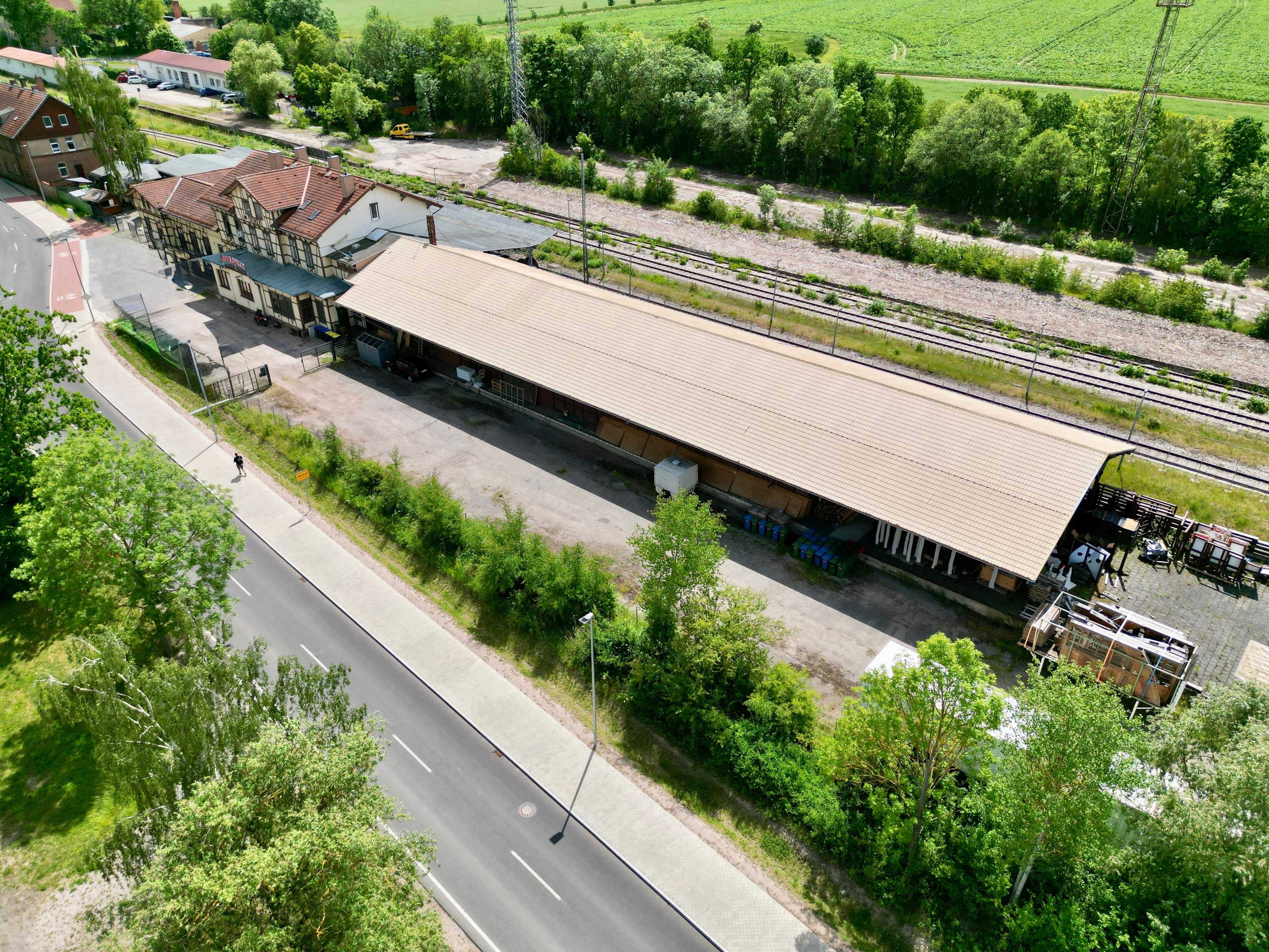 Bahnhofsgebäude mit Gewerbeflächen, Bistro, Wohnungen und Güterschuppen Bild 4