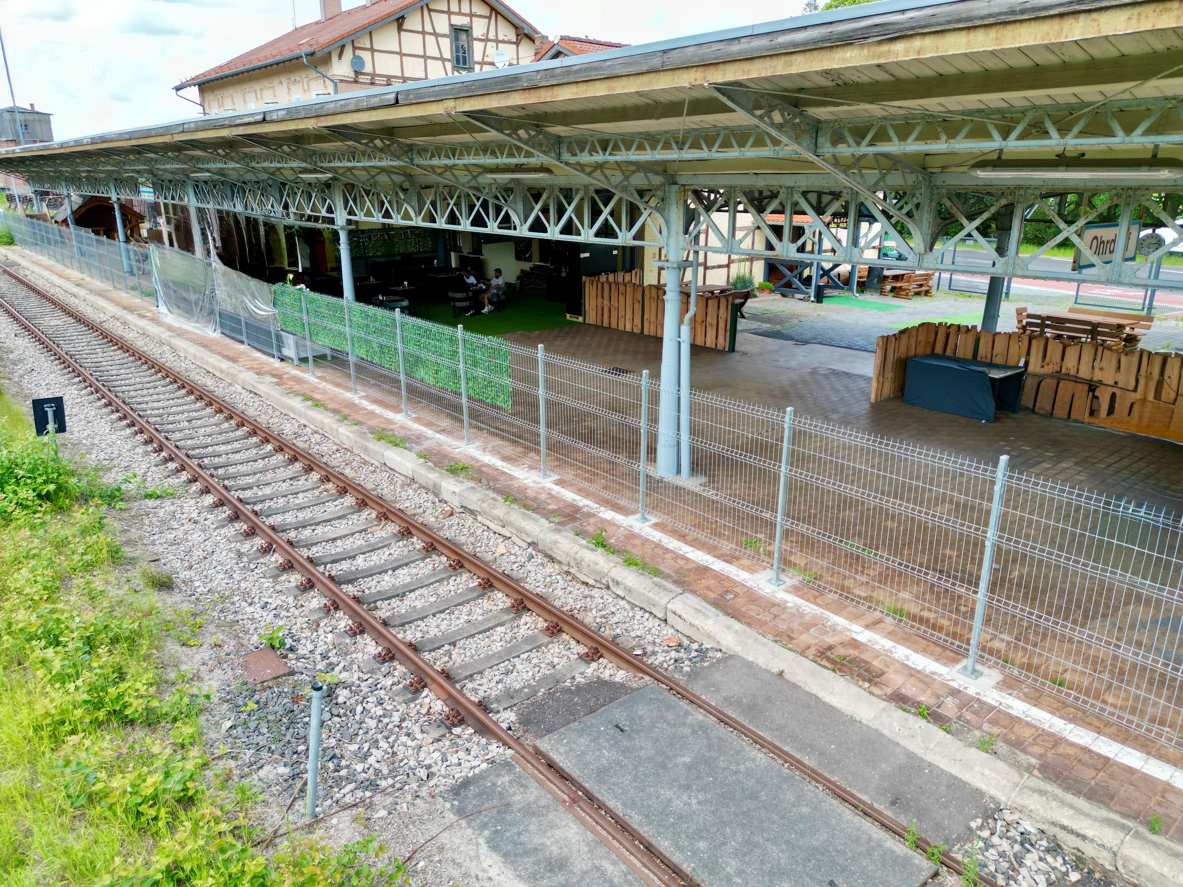 Bahnhofsgebäude mit Gewerbeflächen, Bistro, Wohnungen und Güterschuppen Bild 2
