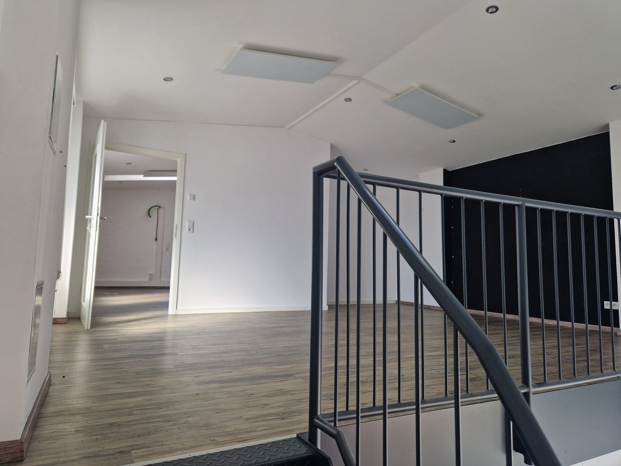 Modernes Büro-Haus mit großzügiger Terrasse im Gewerbegebiet Bild 8