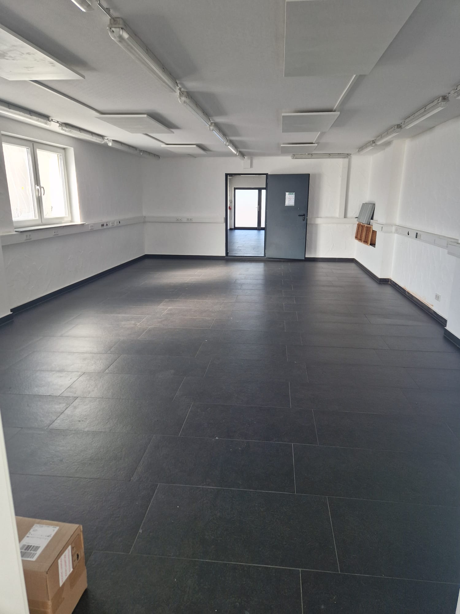 Modernes Büro-Haus mit großzügiger Terrasse im Gewerbegebiet Bild 2