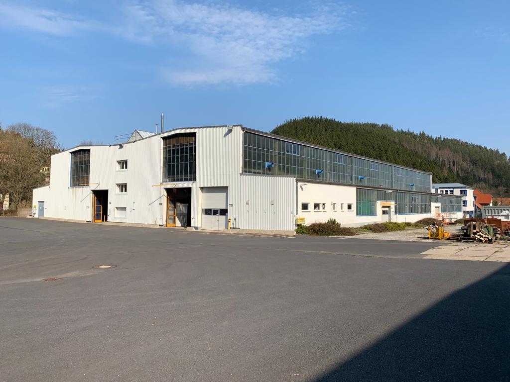 Industriehalle mit Krananlagen Bild 2