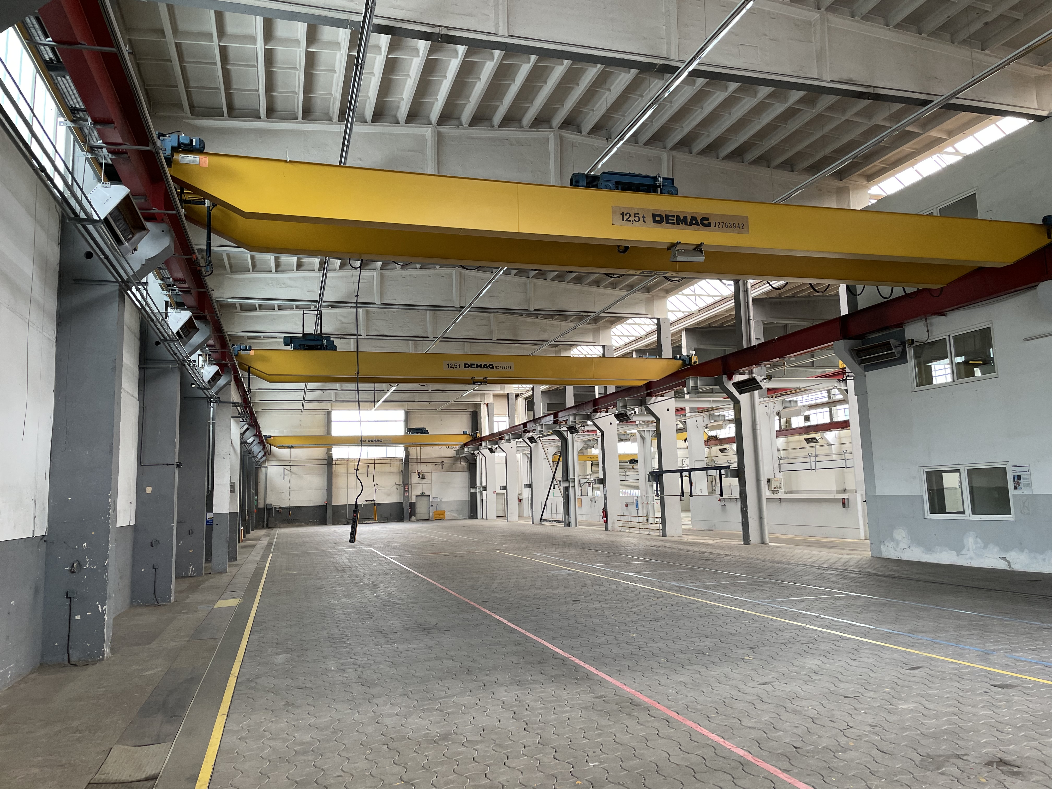 Industriehalle mit Krananlagen Bild 7